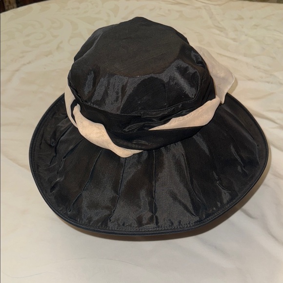 hAttitude Accessories - Chic Black and Cream Women's Hat
